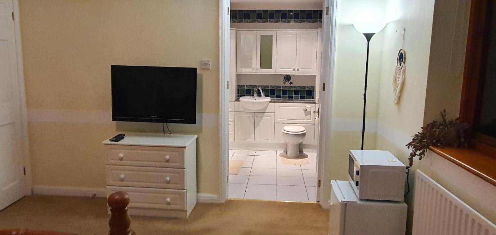 Old Slade Cottage - Train To London 30Mins, Heathrow 15Mins Away,Free Parking - En-Suit Rooms ウェストドライトン 部屋 写真